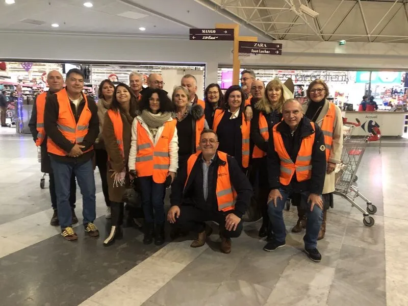 Membres du club lors d'une collecte pour la Banque Alimentaire